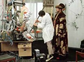 факт известный, но приведу: в фильме «Иван Васильевич меняет профессию» стражник метнул алебарду, которая, попала в машину времени, а Шурик называет это оружие бердышом.