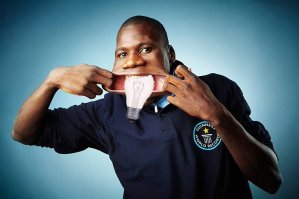 В такую пасть не только лампочка влезет...