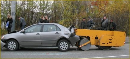 Мерс летит по трассе. Влетает в стоящий на обочине каток.
Подъезжает гаец. Долго трет с водителем мерса в стороне, после чего подходит к водителю катка и говорит: "Ну рассказывай, как обгонял, как подрезал… "