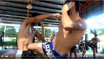 Бойцы тайского бокса приняли участие в популярном флешмобе "Mannequin Challenge"