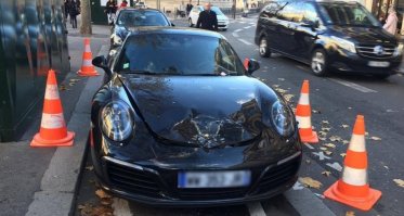 Во Франции полиция взорвала неправильно припаркованный Porsche
Житель Парижа по имени Оливье припарковал автомобиль за 150 тысяч евро на неположенном месте, чтобы отправиться в ночной клуб. А когда вернулся, обнаружил, что его машину взорвали, передает Meduza со ссылкой на The Daily Telegraph.
25-летний Оливье не смог найти свободное место на парковке, поэтому бросил свой Porsche 911 Carrera S со включенной «аварийкой» на месте, предназначенном для остановки такси.
Позже Оливье решил, что он выпил слишком много, поэтому уехал домой на такси. Утром, пока он отдыхал, на подозрительный Porsche наткнулись полицейские. Они предположили, что машину могли оставить террористы, и вызвали саперов.
Саперы решили убедиться, что в автомобиле нет взрывчатки. Для этого они прикрепили небольшой заряд к капоту и подорвали его. Хозяин приехал за машиной чуть позже.
«Полиция связалась с компанией, у которой я купил машину, затем позвонила мне, и я объяснил ситуацию. Я извинился и сказал, что немедленно приеду туда. Но очевидно они не приняли это к сведению, потому что когда я приехал, капот уже был взорван», — сообщил Оливье.
Мужчина думает о том, чтобы подать иск против полиции.