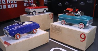 У нас такая была - под №9. Фары работали от квадратной батарейки.