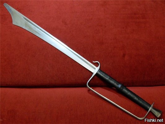 Вопрос к автору...

1 Фальчион (фальшион), это палаш, сабля или меч?