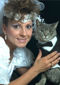 А эта дама чё, замужем за котом??? Я ее хочу огорчить, он в марте будет ей изменять, ну если конечно не кастрирован.....