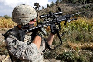 Я бы вовсе предпочёл М-14 старинную или хотя бы Mk 14 Enhanced Battle Rifle. Она намного точнее Калашникова при всём уважении и в десять раз надёжнее любой модификации М-16. А уж калибр! Вот серьёзный инструмент, не зря сделали марксманской.