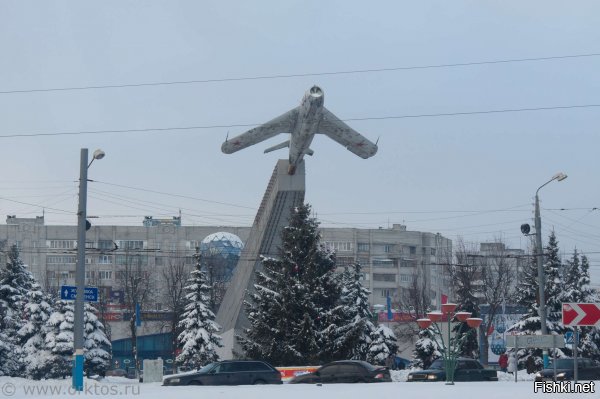 в моем городе (т в стране Вьетнам) МИГи и того, кто их сделал помнят!
(а рядом с "самолетом" улица Гагарина)