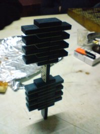 Из личного архива. 1 - "чудеса" гравитации. 2 - "чудеса" баланса. (сложность конструкции в том, что за этим столом ещё четыре человека "мы бухаем"...):)