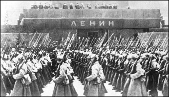 12 из сотни наиболее влиятельных фотографий в истории человечества