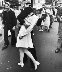 12 из сотни наиболее влиятельных фотографий в истории человечества