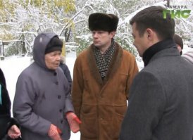 Вы посмотрите на выражение лица депутата в норковой шапке, как будто не тротуар починили а космическую  ракету запустили!!!