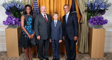 Лукашенко (въезд в США запрещён) и Коля с Обамой