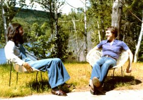 А вот это фото гуляет в сети под названием «Джордж Харрисон и Владимир Высоцкий возле студии звукозаписи «Le studio» в Канаде в 1976 году».
всю правду можно узнать по ссылке