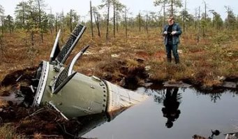Ванчёпэ
Нет - это как  раз по фильму сварганили.
а прообраз - локатор  от   военного катера (  крутяжка с верху ) и  ступень  ракеты- тополя  кажется. Причём не  кожуха  который можно на любом параде  наблюдать а собственно рабочая ступень фоткать которую  запрещено по идее.