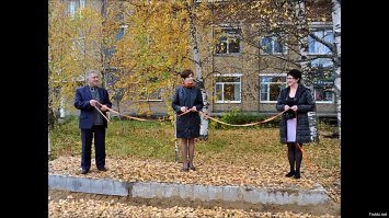 В прошлом году остановку "торжественно открывали" в Коми.
На фишках, по-моему даже пост был про это. :)

Чиновники из Коми устроили торжественное открытие автобусной остановки в поселке Корткерос. Однако торжество обернулось конфузом: на месте заявленного «обустроенного пункта автоостановки» оказалась одиноко лежащая в грязи и листве бетонная плита. На ней и перерезали символическую ленточку помощник-консультант главы района Анатолий Кулаков, заместитель главы администрации СП «Корткерос» Светлана Можайская и жители райцентра.
При этом, как сообщает газета «Звезда Коми», замглавы администрации поблагодарила помощника-консультанта главы района за «энтузиазм и активное участие в обустройстве новой остановки». Ранее при его участии была открыта остановка возле районной больницы, пишет газета.