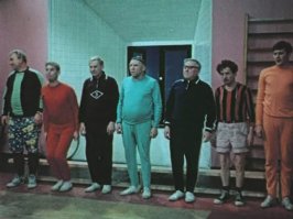 Че толкового?
1 Секции были бесплатные.(причем многое оборудование стоило больших денег,например стрельба,гребля и  с занимающихся не брали ни копейки)
2 Премии на заводе спортсменам. За массовые внутри заводские соревнования премии выписывались ,для поощрения занятием спортом. А за завод выступали спортсмены профессионалы,которые числились токарями  и тд.
3 Спортивные костюмы в СССР выпускались всегда и во все времена  и стоили копейки(как и кеды)
4 Была мода на спорт- каток и лыжи были массовым явлением (вспомните "Покровские ворота")
5 Желание автора вдолбить,что все хорошее пришло с запада вызывает жалость к придурку.