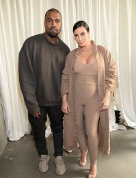 Это что ж за мода такая, сними с неё плащик и это я оделась для физры на лыжах, осталось только треники с начесом, шерстяные носки и, конечно, свитерок снять с Канье Уеста.