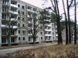 Заброшенных гарнизонов по Германии вагон.
Вот, в частности, Альтенграбов, где я провел свою школьную жизнь с 1992 по 1994й год, уезжая из школьников почти самым последним. Когда это это был третий по величине из всех военных городков. Комфортно можно было проживать почти 20 000 человек, своя школа, поликлинника, магазины, жилье.
А вот, что стало. На первой фотке мой дом (крайние окна справа, второй этаж).
Вторая - монумент по дороге к Дому Офицеров..