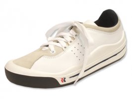 Адидасы были, производили их в Москве по лицензии. У меня были Ромика, болгарские. Популярны были Пума, Адидас, Ромика. Все были хороши, и не обязательно от адидаса все "с ума сходили". Автор не жил в то время. 
На фото Ромика.