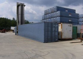 Конечно, фотошоп. Но вот, к примеру "Клуб-К" -- ракетный комплекс в стандартном морском контейнере, совершенно реален. Где и сколько таких контейнеров катается -- одному Шойгу известно ;)