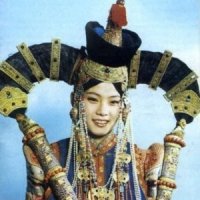 Прожил в МНР 4 Года, большинство из поста-чушь собачья!Очень запомнился праздник Монгольский- Наадом, борьба монгольская Бэх, ритуальный танец орла исполняют борцы перед каждым поединком. Т.к. монголы буддисты, земля у них считается священной и возделывать её-грех, по этому национальная обувь у монгол, с загнутыми в верх мысами, что-бы не задеть носком обуви землю.