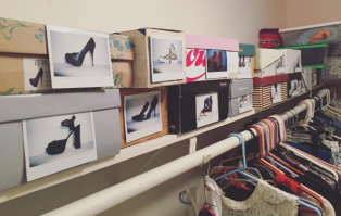 А зачем? Если у тебя из обуви сандалии на лето и ботинки на зиму,зимой в коробке сандалии,а летом ботинки;)А да, шлёпки,дак они и зимой и летом нужны.