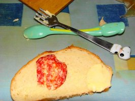 первая "скульптура" из масла моей дочери(в 1год и 8 мес.) Как и положено еде--"утилизирована" (автором). :)