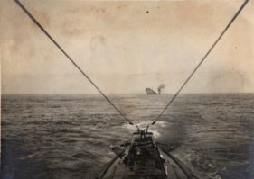 Германская подводная лодка затопила торговый корабль в Атлантике, 1915 год.