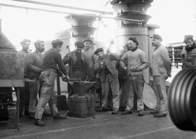 Моряки на работе на борту французского крейсера Адмирал Об , 1917 год.