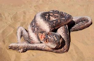 Чудеса гибкости на кухне и в офисе демонстрирует китайская королева пластики