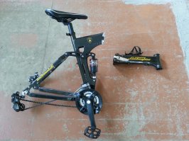 Можно брендовый взять за ту же цену. По крайней мере он не помрёт так быстро. Вот сфоткал в велосервисе тот же китаец на литых дисках - человек просто съехал с бордюра.