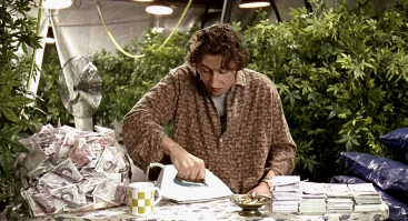 - Мы тут травку выращиваем, а ты ходишь с мешком удобрений и обкуреной девкой подмышкой. И при этом ты ни хрена не похож на пенсионера-огородника.
(C) :)