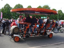 Это в Риге. Називаетса Пивосипед. Вот только непонимаю - если по дороге приспичит отлитъ?