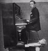 За пианино что, действительно С.В. Рахманинов? 
Ни хрена себе. Не встречал этого кадра...