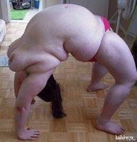 Чудеса гибкости на кухне и в офисе демонстрирует китайская королева пластики