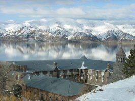 Пока, всего один раз в жизни повезло быть в Армении и повидать Севан. Просто изумительно красивое, чистейшей воды высокогорное озеро. Даже набрал с собой камешков(кремний)