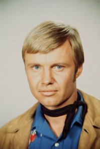 Как по мне больше на деда паренек похож, да и на мать