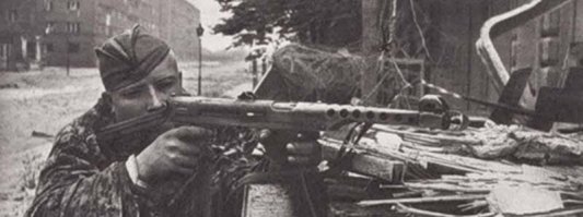 Какой кошмар в коментах, вот уж неучи. 
В своё время стрелял из всех ПП Второй Мировой. Томми очень достойный агрегат для ближнего боя.
4. Самый худший из них это немецкий МР-40. Удобный, но самый настоящий хлам, дальше 50 метров из него можно попасть только в небо. Очень слабый патрон.
3. По праву это место за томпсоным. Адекватная скорострельность, очень эргономичен. Патрон убойный. На 100-150 метров можно вести вполне уверенный прицельный огонь. Тяжеловат и требует постоянного ухода. 
2. ППШ-41. Настоящая русская мясорубка. Чудовищная скорострельность (избыточная). Очередь из ППШ вполне можно сравнить с залпом из пушки картечью. Уверенно бьёт на 250-300 метров, но прицельно сложно попасть дальше 100. Но это ему и не нужно, проще прижимать противника ураганным огнём к земле. Из недостатков - это магазин. Его снаряжение, это тот ещё геморой, к тому же замёршими пальцами в темноте это сделать невозможно. Магазины от двух ППШ не обязательно взаимозаменяемы. Автомат тяжеловат, за-то можно с размаху снести башку прикладом в рукопашной.
1. Это самый невзрачный, самый дешёвый в производстве ППС-43. Обладает теми же характеристиками, что и ППШ. Но оружие компактное, лёгкое, складной приклад, нормальный магазин, который можно мгновенно перезарядить, сниженная скорострельность по сравнению с ППШ. Одно удовольствие а не автомат. Не смог найти недостатков. Можно стрелять с одной руки.