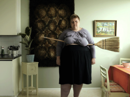 Мля!!! она сисяндрами метлу перекусила. Хана летательному аппарату. Хотя грузоподъёмности ему всё равно бы не хватило оторвать от земли такой тоннаж...