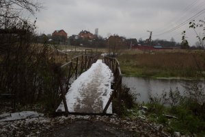 Кривущий мостик, речка Сестра, Клин - Праслово, Подмосковье.
А как мило он раскачивается ... топаешь по нему и думаешь, успеешь дойти на ту сторону или уже не сегодня ...