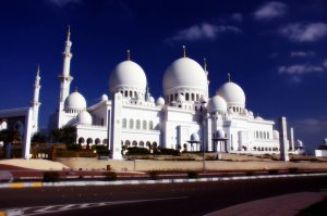 мне очень понравился Дубай, мне повезло как не многим )) я ездил туда на месяц в командировку, за счет компании разумеется. что я там делал? работал с 9:00 до 16:00 а потом гулял,много гулял, пешком, на такси доезжал до какого ни будь места а потом пешком. был в феврале, очень понравилось, жил возле эмирейтс молл. на метро ездил, видел дождь )). так же рекомендую в Абу Даби сгонять, на автобусе можно, на такси дорого. белое такси кстати не советую брать в Дубаи, это дорогое такси. белое, значить белые машины, любые белые, но как правило лексусы и новые тойоты.