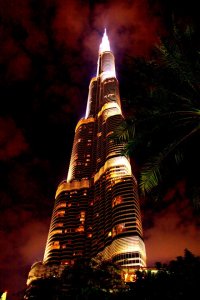 мне очень понравился Дубай, мне повезло как не многим )) я ездил туда на месяц в командировку, за счет компании разумеется. что я там делал? работал с 9:00 до 16:00 а потом гулял,много гулял, пешком, на такси доезжал до какого ни будь места а потом пешком. был в феврале, очень понравилось, жил возле эмирейтс молл. на метро ездил, видел дождь )). так же рекомендую в Абу Даби сгонять, на автобусе можно, на такси дорого. белое такси кстати не советую брать в Дубаи, это дорогое такси. белое, значить белые машины, любые белые, но как правило лексусы и новые тойоты.