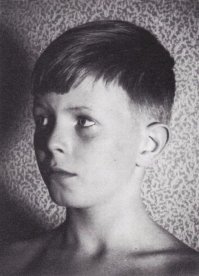 С детства в одном ракурсе фотографировался :)