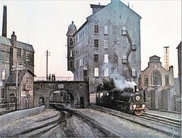 У нас идею спёрли. В нашем фильме "ХХ век начинается" про Шерлока Холмса все круче. У нас паровоз, Кадоген Вест и Ливанов с Соломином.