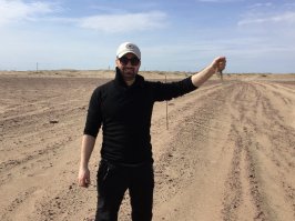 В Мурманской области есть подобная деревня на берегу Белого Моря, Кузомень. Находится так же далеко от цивилизации.   Там даже есть дикие лошади. Туристов, охотников, рыболовов, каждый год полно.