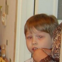 У моего младшего племяшки на фотках один глаз светился как фонарик. Сестра с мужем познакомились в то время с одной шарлатанкой, называвшей себя биоэнергокорректором. Так вот, эта шарлатанка сказала, что свечение глаза - признак великого мага. В итоге пацану сейчас 15 лет, один глаз не видит (светился который), второй начинает терять зрение. Великий маг так и не вылупился.