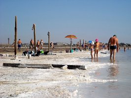 Баскунча́к — солёное озеро, имеющее площадь около 106[1] км² в Ахтубинском районе Астраханской области, географические координаты — 48°10′ с. ш. 46°53′ в. д. (G) (O) (Я), примерно в 270 км к северу от Каспийского моря, и в 53 км к востоку от Волги. Располагается на территории Богдинско-Баскунчакского заповедника. 
В озере Баскунчак никто и ничто не живет, даже бактерии. Соль и грязь озера полезные, но чтобы лечить людей, воду разбавляют в 100 раз. В озере добывают 37 % фасованной соли, большинство которой используют в химической промышленности: в изготовлении моющих средств и пластмассы.
Озеро Баскунчак — самое соленое озеро в мире! Утонуть там просто невозможно! Можно спокойно лежать на поверхности. Короче, Мертвое море отдыхает...