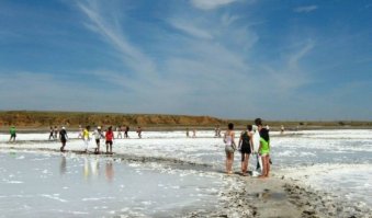 Баскунча́к — солёное озеро, имеющее площадь около 106[1] км² в Ахтубинском районе Астраханской области, географические координаты — 48°10′ с. ш. 46°53′ в. д. (G) (O) (Я), примерно в 270 км к северу от Каспийского моря, и в 53 км к востоку от Волги. Располагается на территории Богдинско-Баскунчакского заповедника. 
В озере Баскунчак никто и ничто не живет, даже бактерии. Соль и грязь озера полезные, но чтобы лечить людей, воду разбавляют в 100 раз. В озере добывают 37 % фасованной соли, большинство которой используют в химической промышленности: в изготовлении моющих средств и пластмассы.
Озеро Баскунчак — самое соленое озеро в мире! Утонуть там просто невозможно! Можно спокойно лежать на поверхности. Короче, Мертвое море отдыхает...