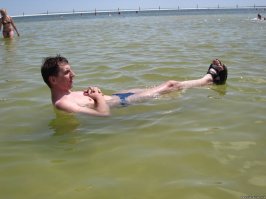 Баскунча́к — солёное озеро, имеющее площадь около 106[1] км² в Ахтубинском районе Астраханской области, географические координаты — 48°10′ с. ш. 46°53′ в. д. (G) (O) (Я), примерно в 270 км к северу от Каспийского моря, и в 53 км к востоку от Волги. Располагается на территории Богдинско-Баскунчакского заповедника. 
В озере Баскунчак никто и ничто не живет, даже бактерии. Соль и грязь озера полезные, но чтобы лечить людей, воду разбавляют в 100 раз. В озере добывают 37 % фасованной соли, большинство которой используют в химической промышленности: в изготовлении моющих средств и пластмассы.
Озеро Баскунчак — самое соленое озеро в мире! Утонуть там просто невозможно! Можно спокойно лежать на поверхности. Короче, Мертвое море отдыхает...