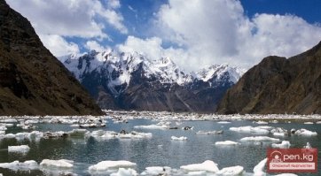 В Кыргызстане в горах Тянь-Шаня на высоте 3304 м над уровнем моря на месте слияния двух огромных ледников есть озеро Мерцбахера, состоящее из двух бассейнов — Верхнего и Нижнего. Так вот, ежегодно Нижнее озеро за считанные сутки сбрасывает свои воды, оставляя вместо себя безжизненную пустыню, заваленную глыбами льда. Льды тают, озеро заполняется и все повторяется по новой.