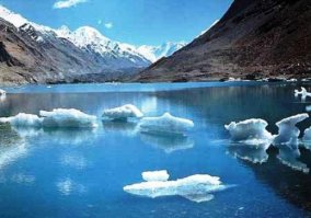 В Кыргызстане в горах Тянь-Шаня на высоте 3304 м над уровнем моря на месте слияния двух огромных ледников есть озеро Мерцбахера, состоящее из двух бассейнов — Верхнего и Нижнего. Так вот, ежегодно Нижнее озеро за считанные сутки сбрасывает свои воды, оставляя вместо себя безжизненную пустыню, заваленную глыбами льда. Льды тают, озеро заполняется и все повторяется по новой.